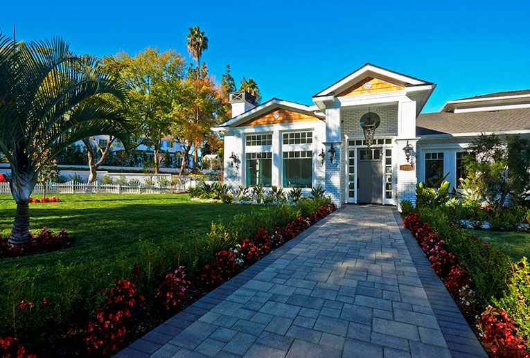 Angelus Gray Charcoal Courtyard paver driveway