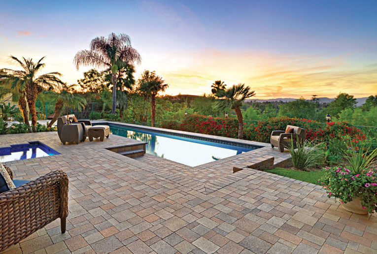 Pool deck with Castle Cobble paver stones